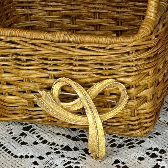 Vintage Signed ART Arthur Pepper Gold Tone Layered Ribbon Brooch Textured - Picture 2 of 5